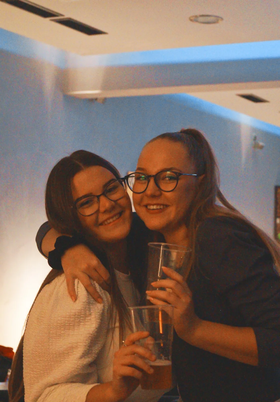 Priateľky s drinkom v Saha Bare