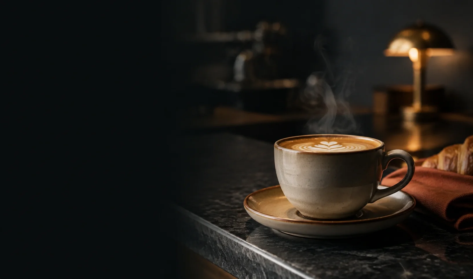 Šálka kávy s latte art na bare v Saha Bare